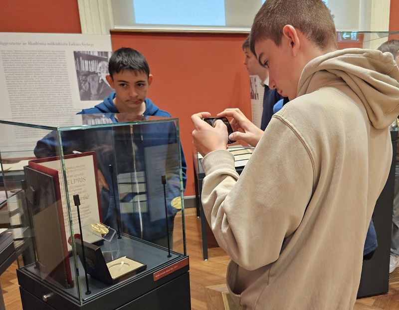 Kozepiskolasok_Kariko_Nobel-dijanal_20251118_154138