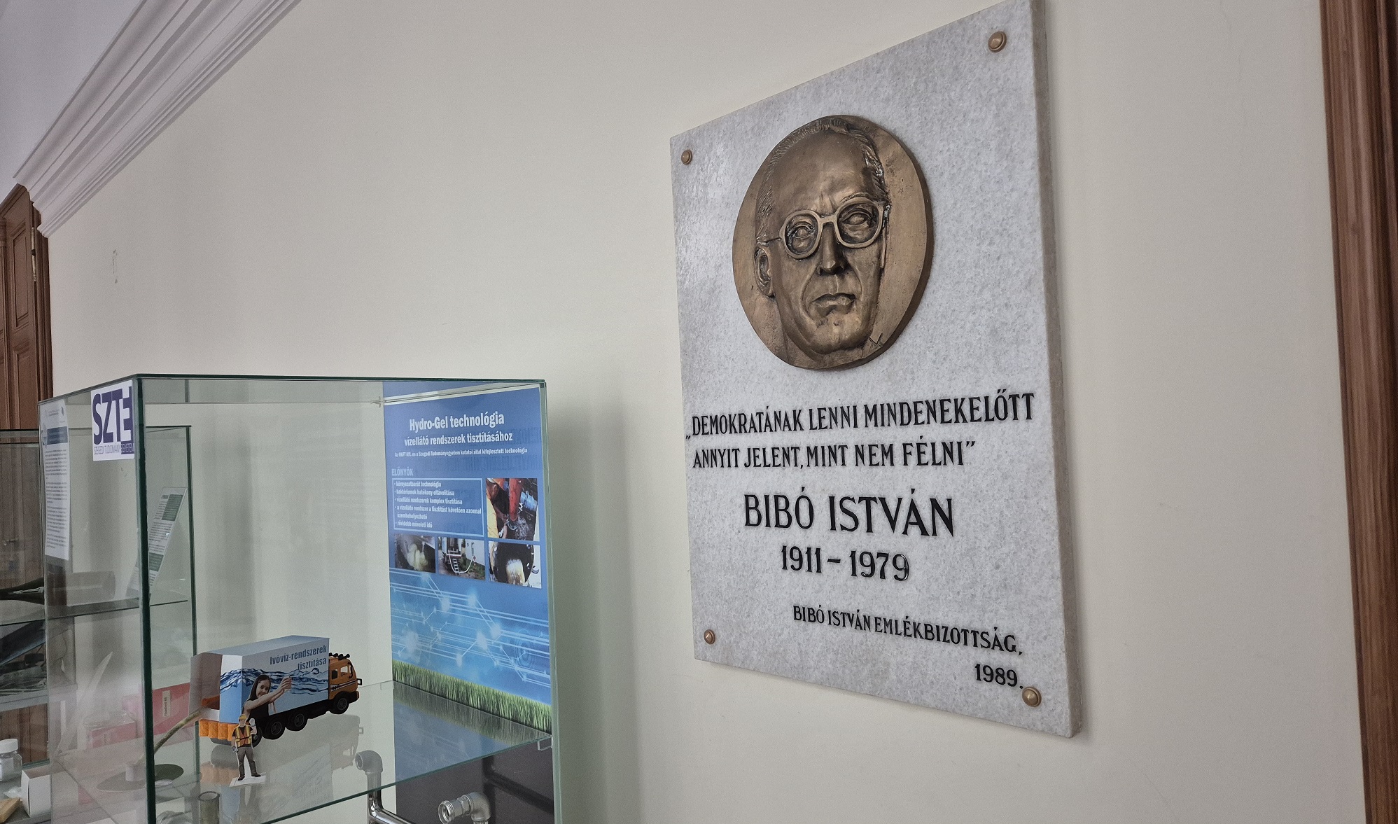 Bibó István 1989-ben elhelyezett emléktáblája a Szegedi Tudományegyetem rektori hivatalának első emeleti folyosóján