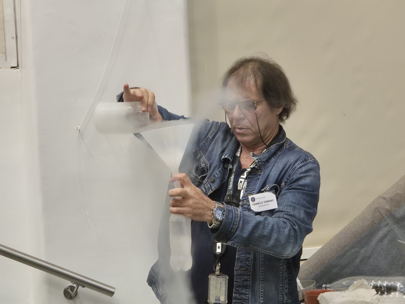 Ignácz Ferenc, az SZTE mesteroktatója kísérlet közben