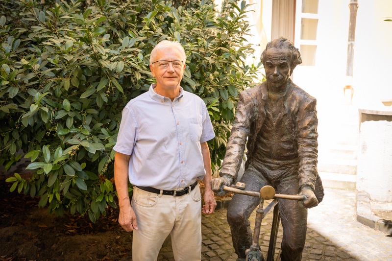 Krisztin_T._Einstein_szoborral_KJA-Number-5763 Krisztin_T._Einstein_szoborral_KJA-Number-5763