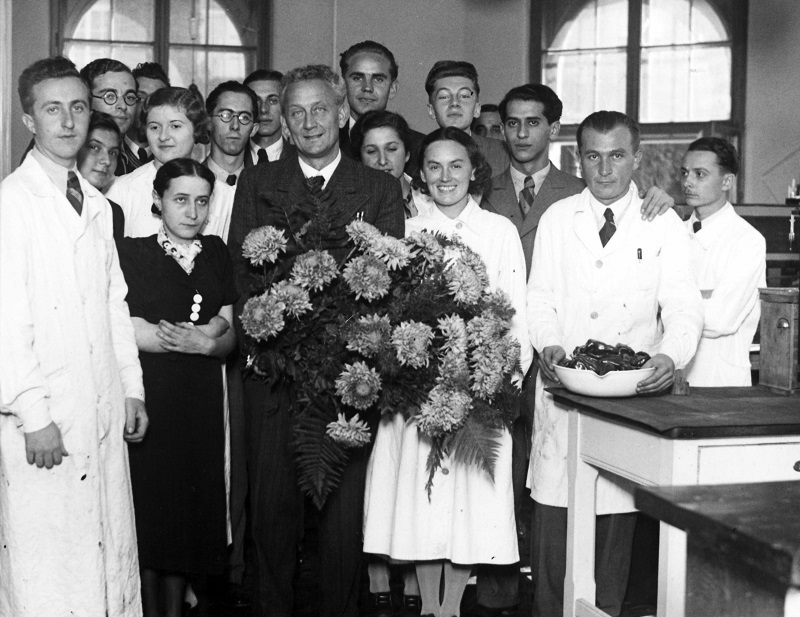 Szent-Gyorgyi_munkatarsakkal_Nobel-dij_hirere_19371029 Szent-Gyorgyi_munkatarsakkal_Nobel-dij_hirere_19371029