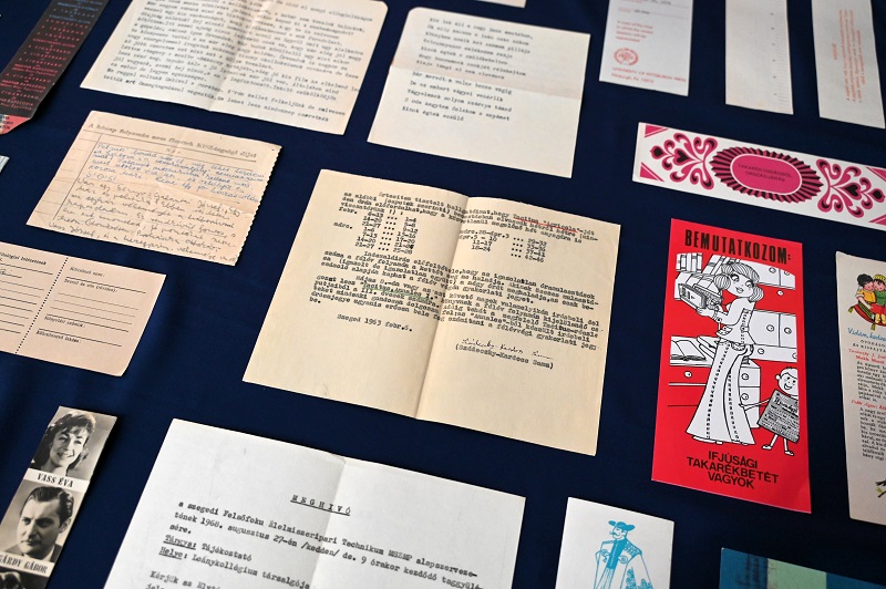 Könyvekben talált kisrelikviákból nyílt tárlat az SZTE Klebelsberg Könyvtár és Levéltárban Könyvekben talált kisrelikviákból nyílt tárlat az SZTE Klebelsberg Könyvtár és Levéltárban