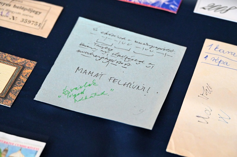 A mamát felhívni - emlékeztető cetli a kiállításról A mamát felhívni - emlékeztető cetli a kiállításról