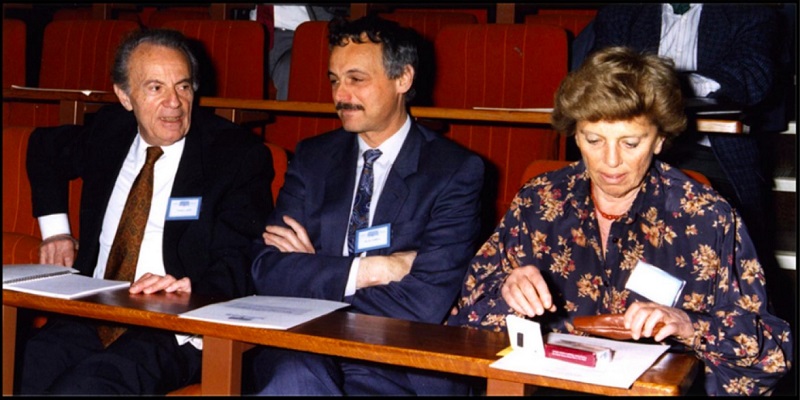 Franois_Jacob_Maxime_Schwartz_es_Ullmann_Agnes_j_egy_1992-es_konferencian._Forras_Research_in_Microbiology_jpg