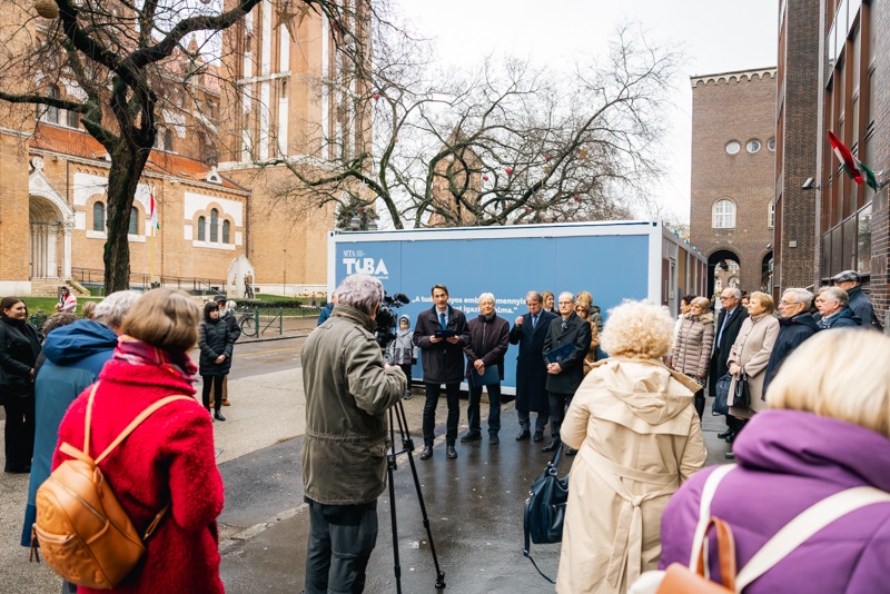 MTA_Mozgasban_a_Tudomany_W-9