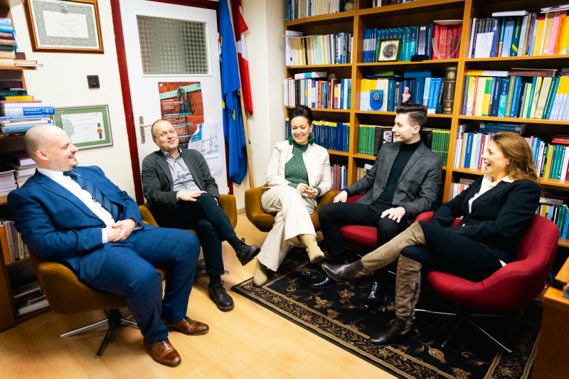 szte_ajtk_mi_tamogatas_a_biroi_munkahoz2_800x533