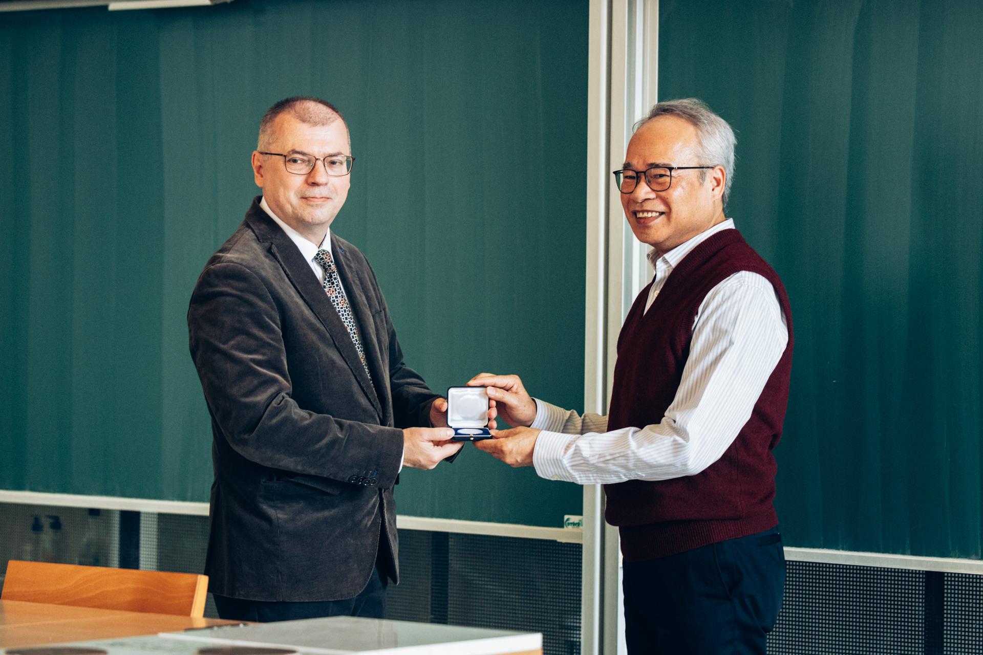 Chi-Kwong Li amerikai matematikus (jobbról) átveszi a Szőkefalvi-Nagy Béla Érmet Fodor Ferenctől, az SZTE Bolyai Intézet vezetőjétől Chi-Kwong Li amerikai matematikus (jobbról) átveszi a Szőkefalvi-Nagy Béla Érmet Fodor Ferenctől, az SZTE Bolyai Intézet vezetőjétől