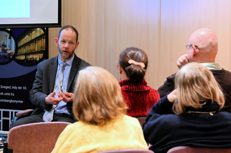 Dr. Szász Géza, az SZTE BTK Francia Tanszék docense Dr. Szász Géza, az SZTE BTK Francia Tanszék docense