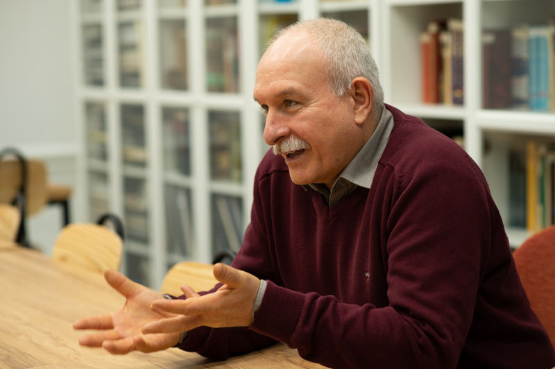 Prof. Dr. Papp Sándor történész, a HUN-REN-SZTE Oszmán Kori Kutatócsoport vezetője, az SZTE BTK Középkori és Kora Újkori Magyar Történeti Tanszék és az Altajisztikai Tanszék tanszékvezető egyetemi tanára