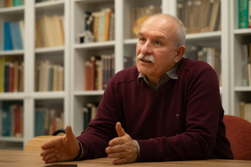 Prof. Dr. Papp Sándor történész, a HUN-REN-SZTE Oszmán Kori Kutatócsoport vezetője, az SZTE BTK Középkori és Kora Újkori Magyar Történeti Tanszék és az Altajisztikai Tanszék tanszékvezető egyetemi tanára