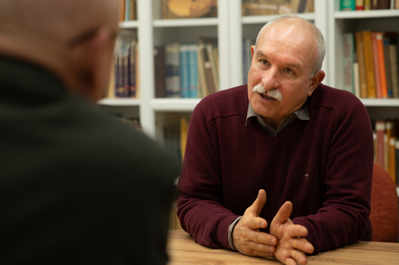 Prof. Dr. Papp Sándor történész, a HUN-REN-SZTE Oszmán Kori Kutatócsoport vezetője, az SZTE BTK Középkori és Kora Újkori Magyar Történeti Tanszék és az Altajisztikai Tanszék tanszékvezető egyetemi tanára