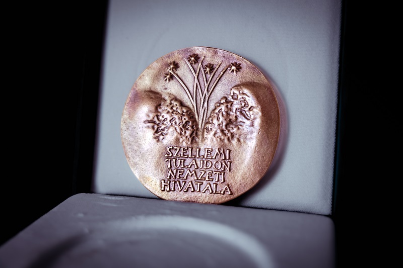 Kariko_Dijak_BP-48_Jedlik_Anyos-dij_hatlap