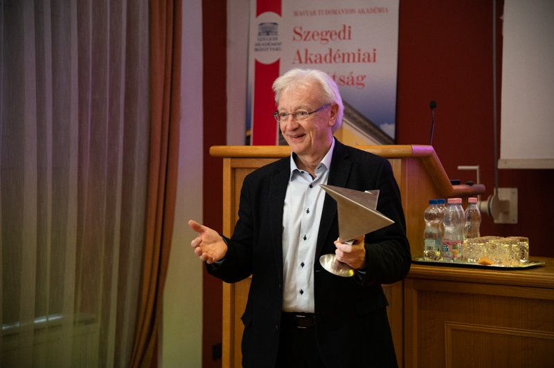 Krisztin_T._Szilassi-polederrel_DSC_3379