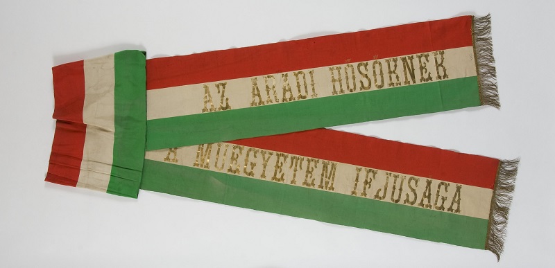 Az aradi vértanúk emlékművénél egyetemisták által elhelyezett szalagok Az aradi vértanúk emlékművénél egyetemisták által elhelyezett szalagok