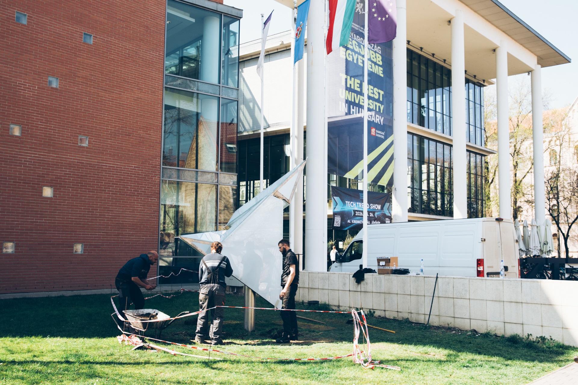 Szilassi_polieder_szobor_elhelyezese_20260324-9K2A8861