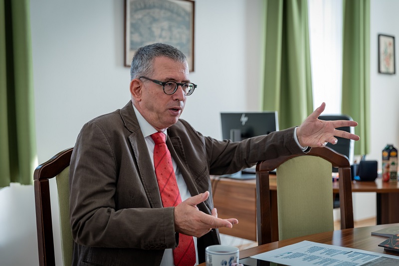 Prof. Dr. Zakar Péter történész, a Szegedi Tudományegyetem nemzetközi és közkapcsolati rektorhelyettese Prof. Dr. Zakar Péter történész, a Szegedi Tudományegyetem nemzetközi és közkapcsolati rektorhelyettese